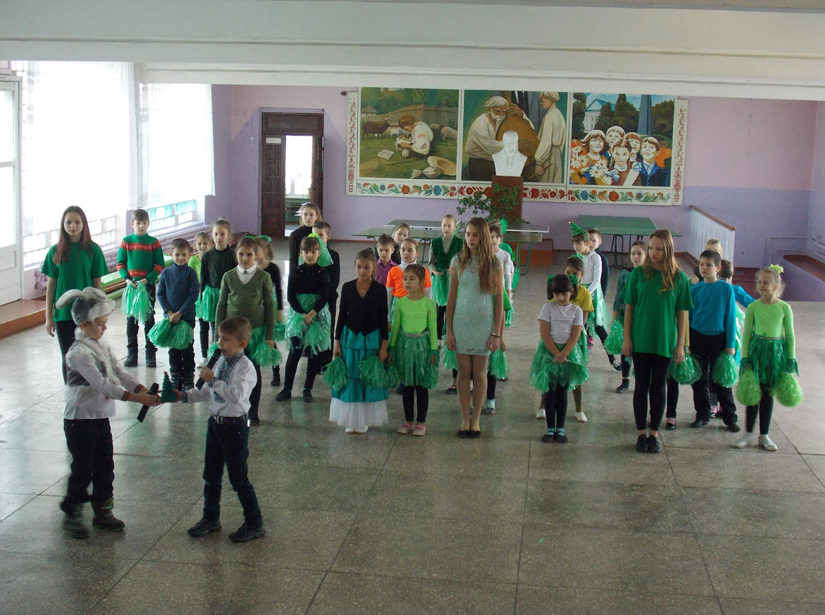 У рамках Всеукраїнської природоохоронної акції «Збережи ялинку!», в навчальних закладах міста Канева розпочато проведення флешмобу «Не рубай ялинку!»